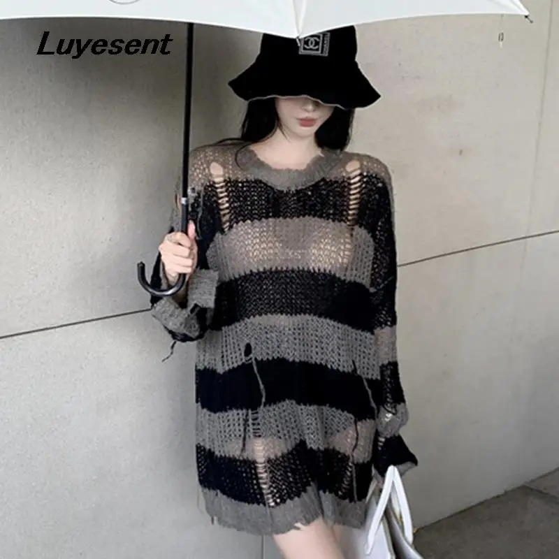 

Женский тонкий пуловер в полоску, черный или серый свитер в готическом стиле, свободный трикотажный длинный свитер с дырками и кисточками, в стиле Харадзюку