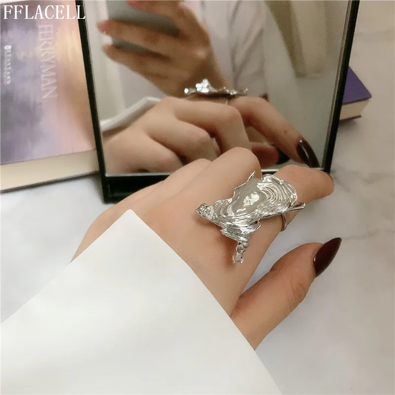 Кольцо женское серебристое регулируемое в Корейском стиле с изображением