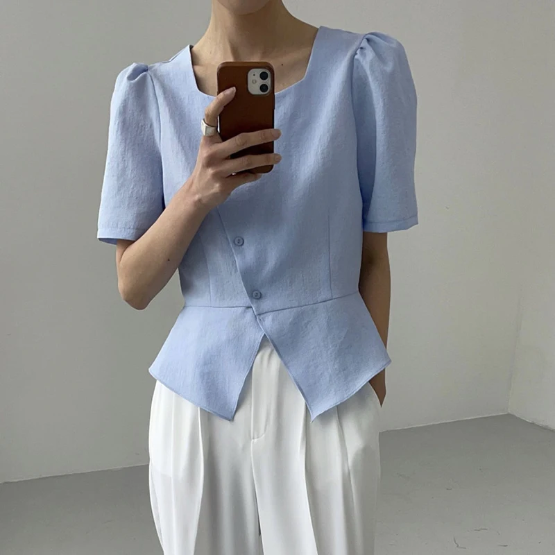 

Рубашка с пышными рукавами и разрезом на подоле, с косыми пуговицами