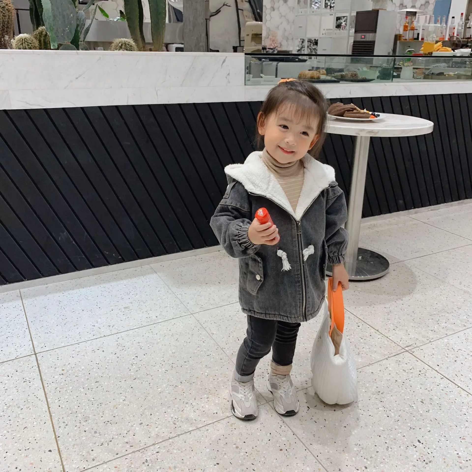 Зимняя новинка Модная Джинсовая куртка с капюшоном и мехом внутри для девочек