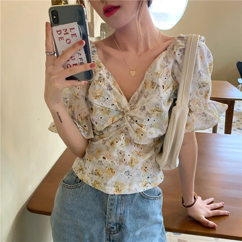 

2021 Summer New Korean Fashion Small Fresh V-Neck Floral Blouse Women'S Short Waist Waist Temperament Puff Sleeve Shirt 1056