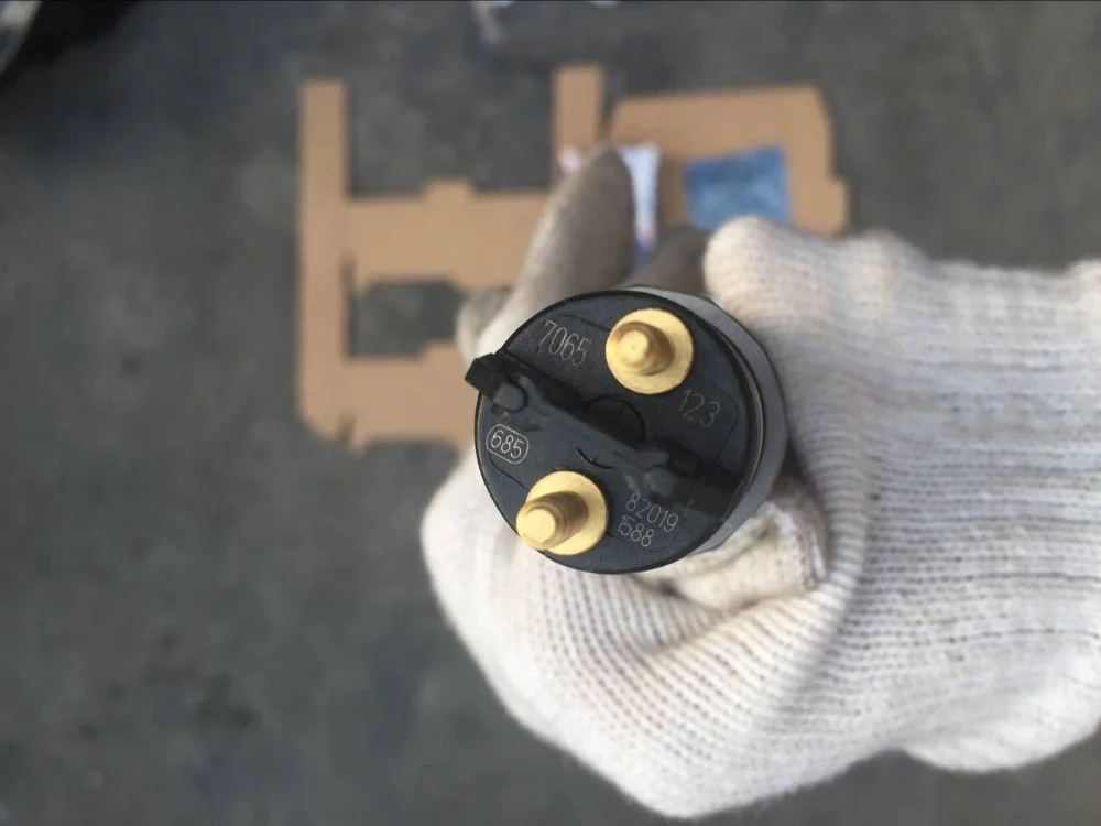 

Bus spare parts ISDE engine 0445120123 fuel injector