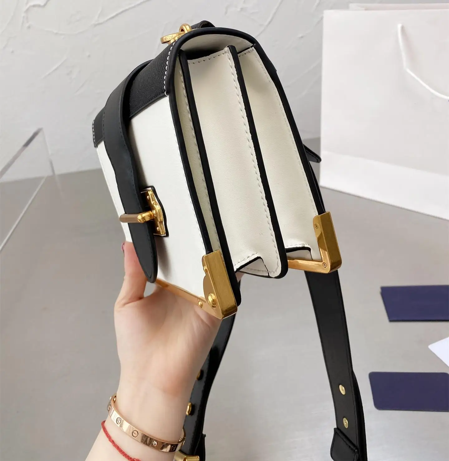

Ladies leather messenger bag fashion retro college satchel shopping travel portable flap One-shoulder cross-body backpack
