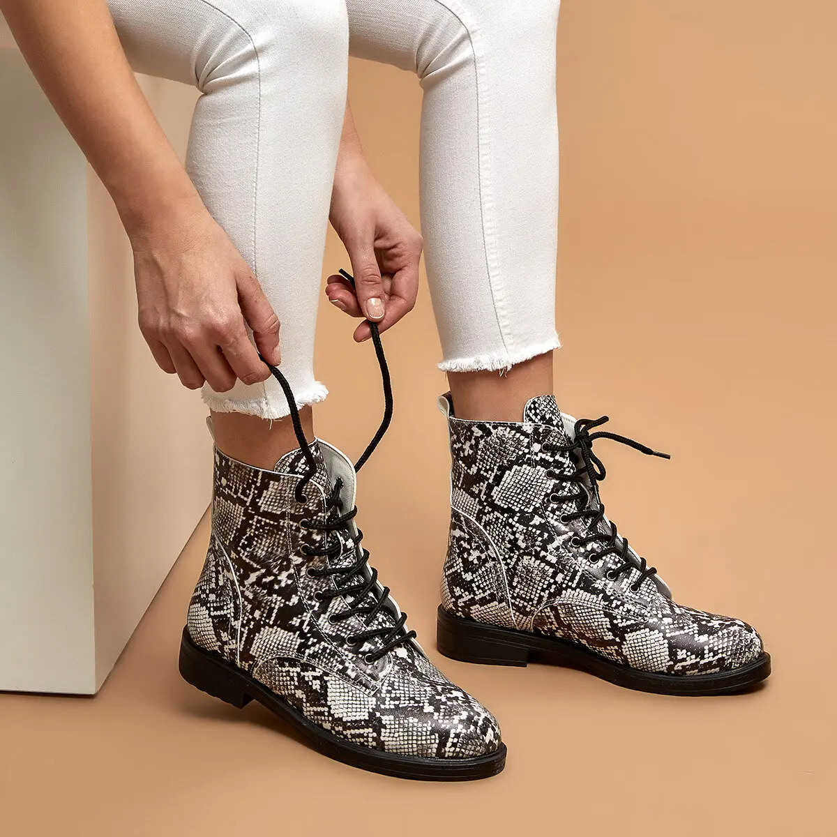 FLO/ботинки Женская обувь Обувь на плоской платформе со змеиным узором Сезон осень