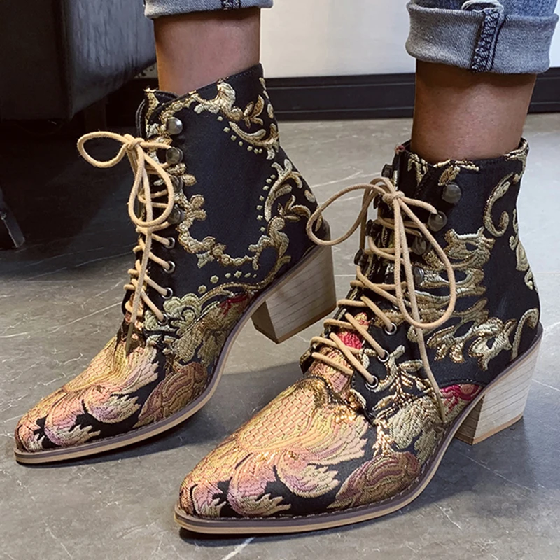 Женские черные ботинки из искусственной замши на высоком каблуке с вышивкой