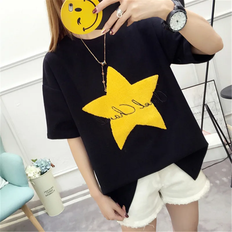 Женская свободная футболка с короткими рукавами круглым вырезом и аппликацией в