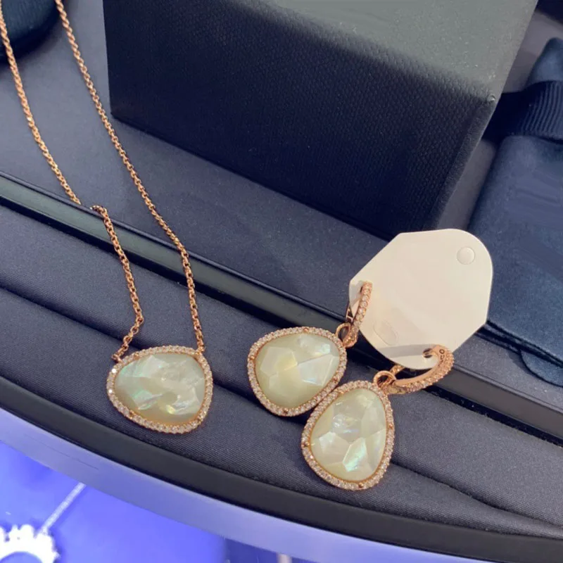

Brand 1:1Fashion Necklace Silver Color White Shell Geometric Pendant Paved Cubic Zirconia for Women Brand Jewelry