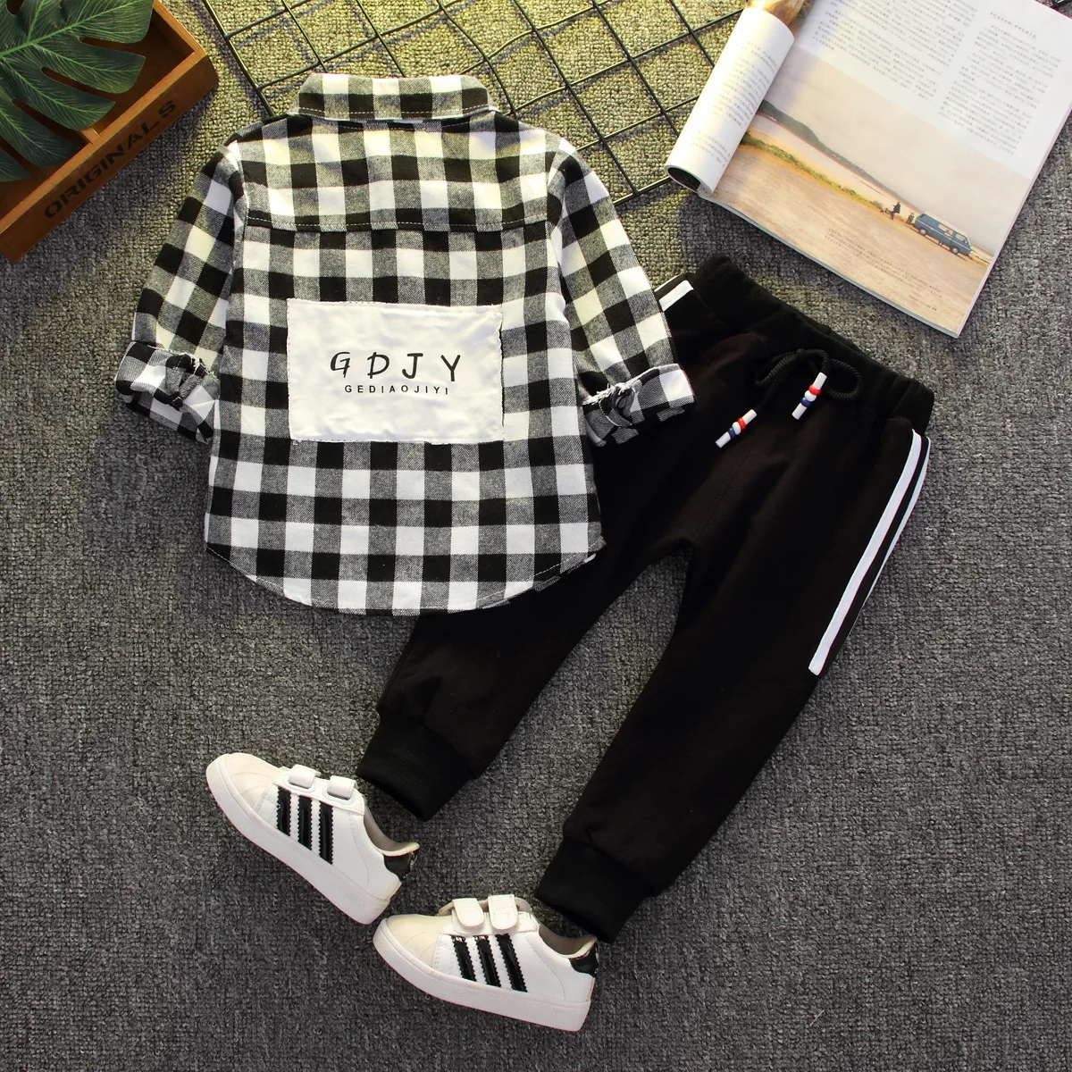 

Boys two-piece suit 2021 new boy plaid shirt casual long-sleeved two-piece suit 1-5T plaid top + trousers