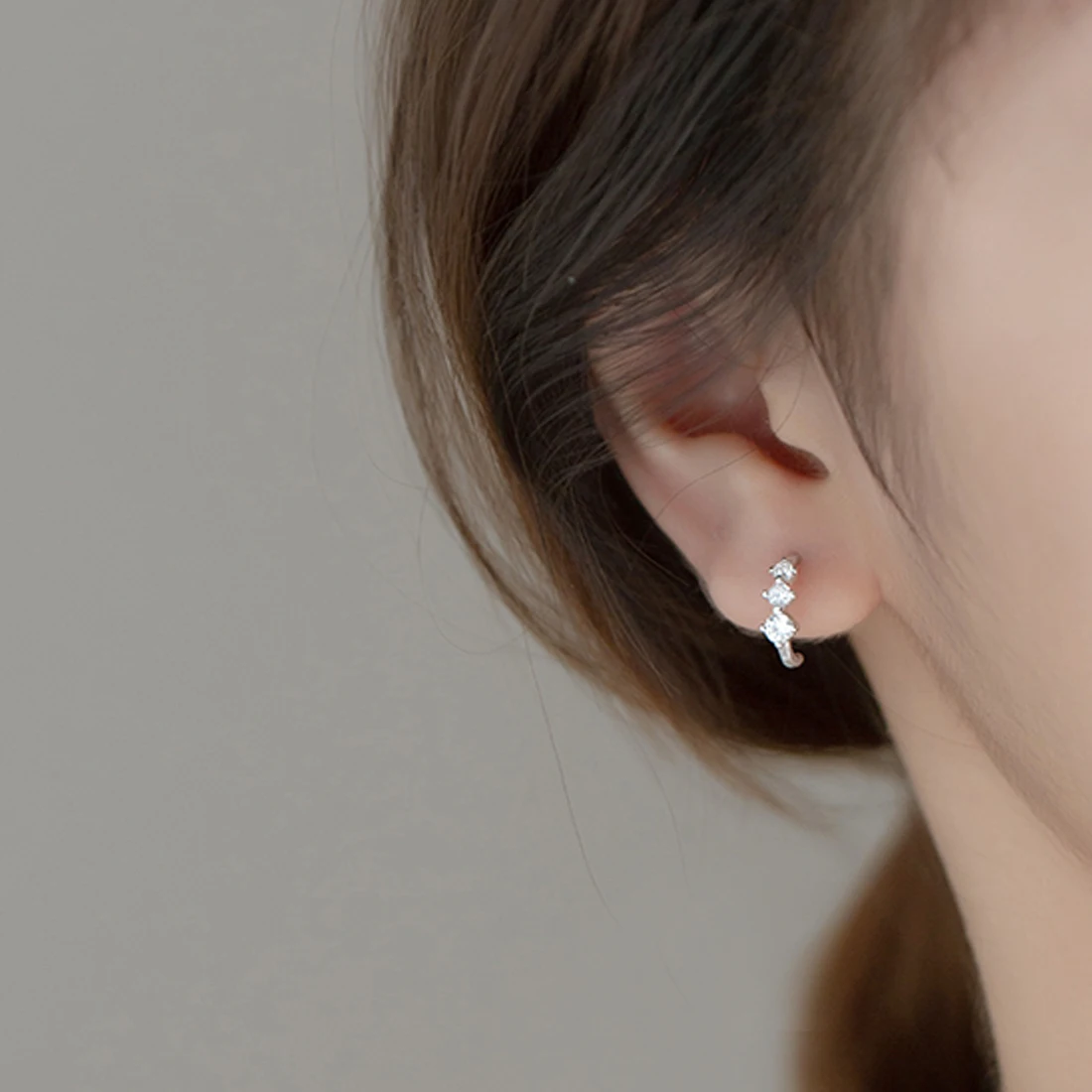 Женские серебряные сверкающие серьги-гвоздики в виде полуобруча с фианитом A1244 |