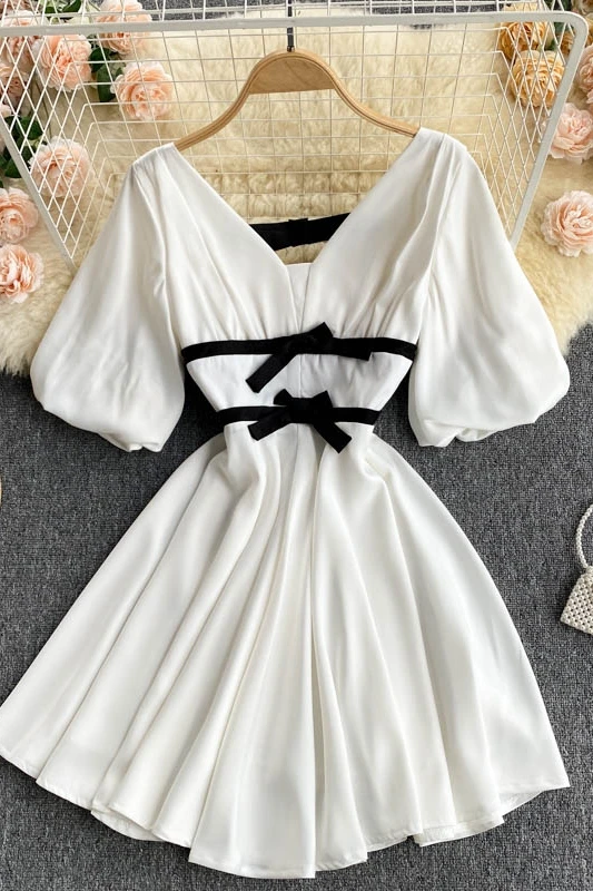 

Summer 2021 new women's design sense niche contrast color waist slimming heart backless aging bubble sleeve dress sexy