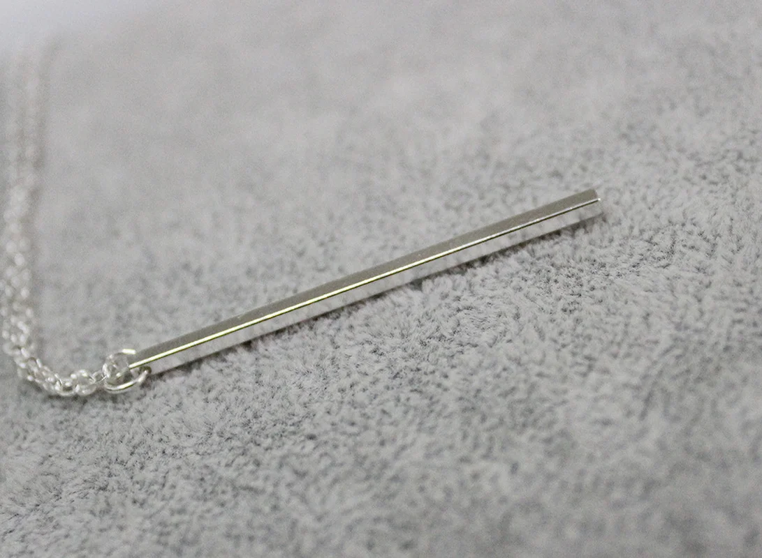 Простое металлическое ожерелье с длинной цепочкой и кулоном женские массивные