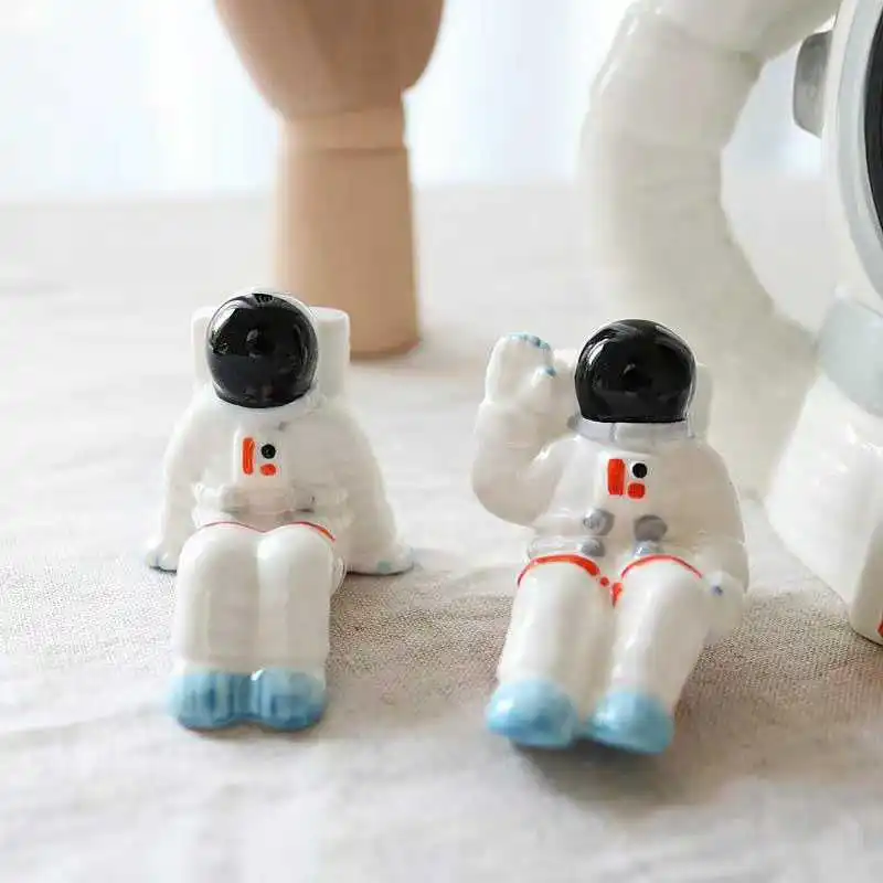 

Creative Japanese ceramic astronaut chopstick stand with cosmonaut chopsticks stand with four cute cartoon costumes