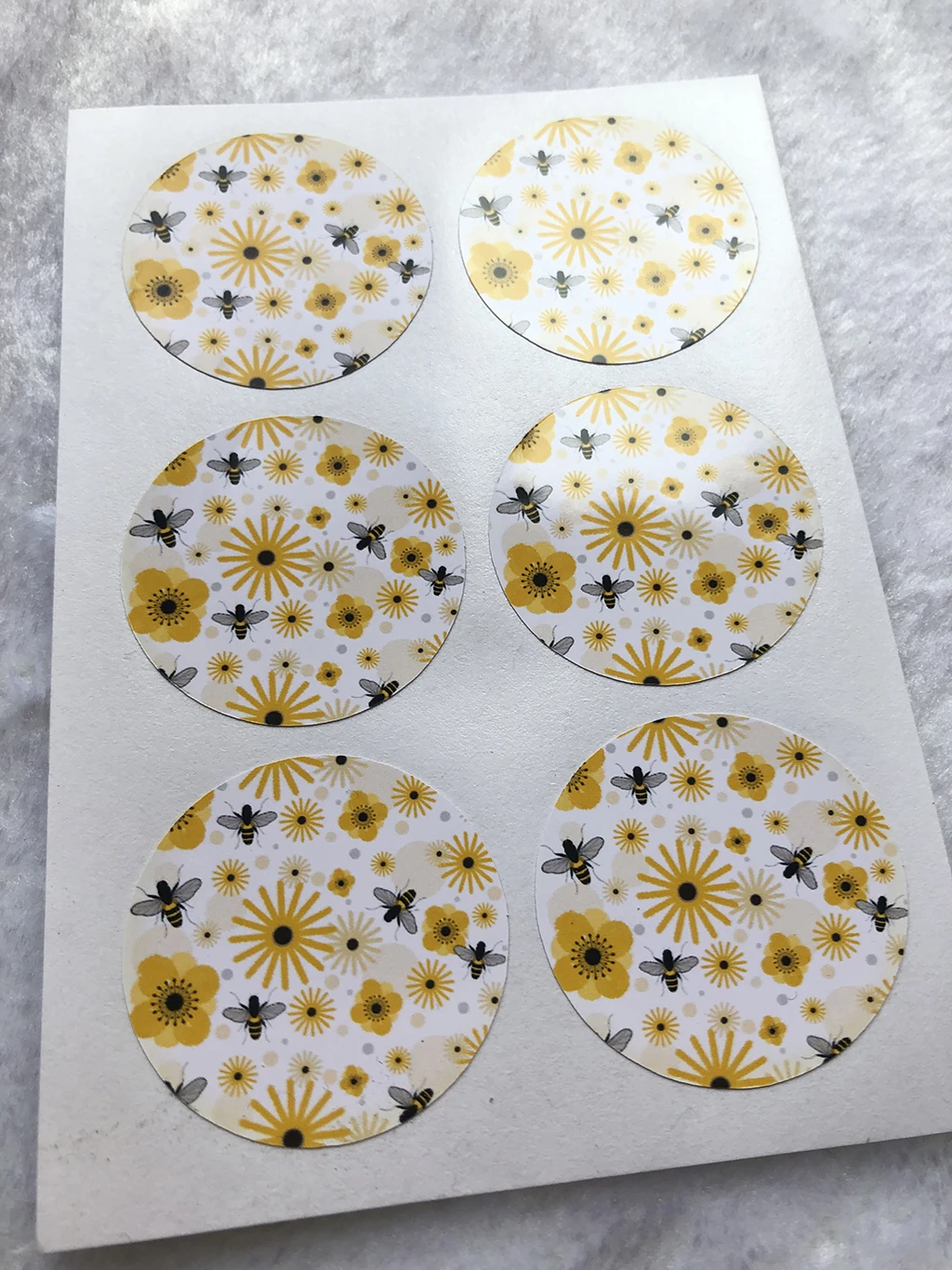 Этикетка для меда пчелы и цветы наклейка конверта