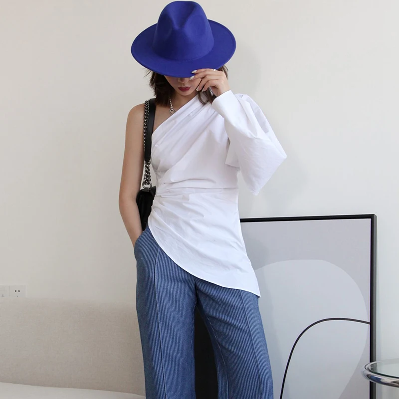 Женская Повседневная футболка TWOTWINSTYLE белая с длинным рукавом и асимметричным