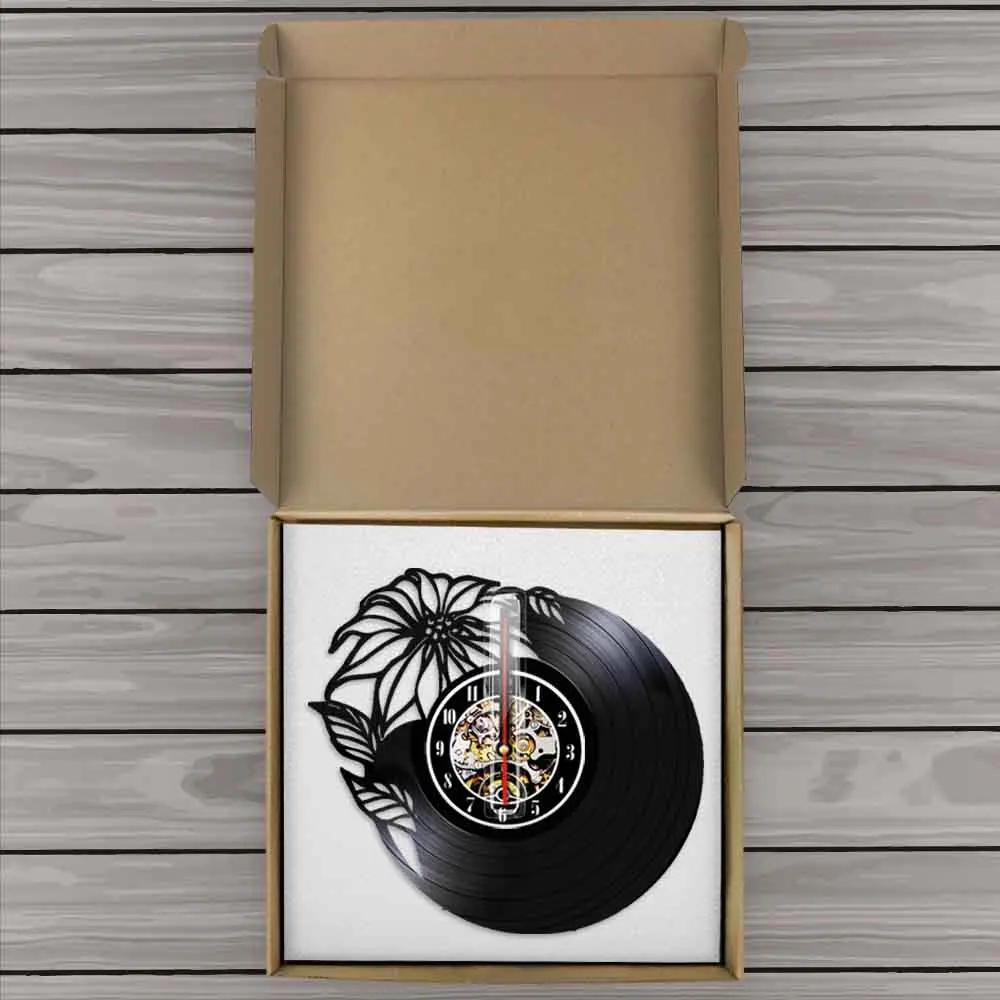 Настенные часы с цветочным декором изготовленные из винтажной виниловой