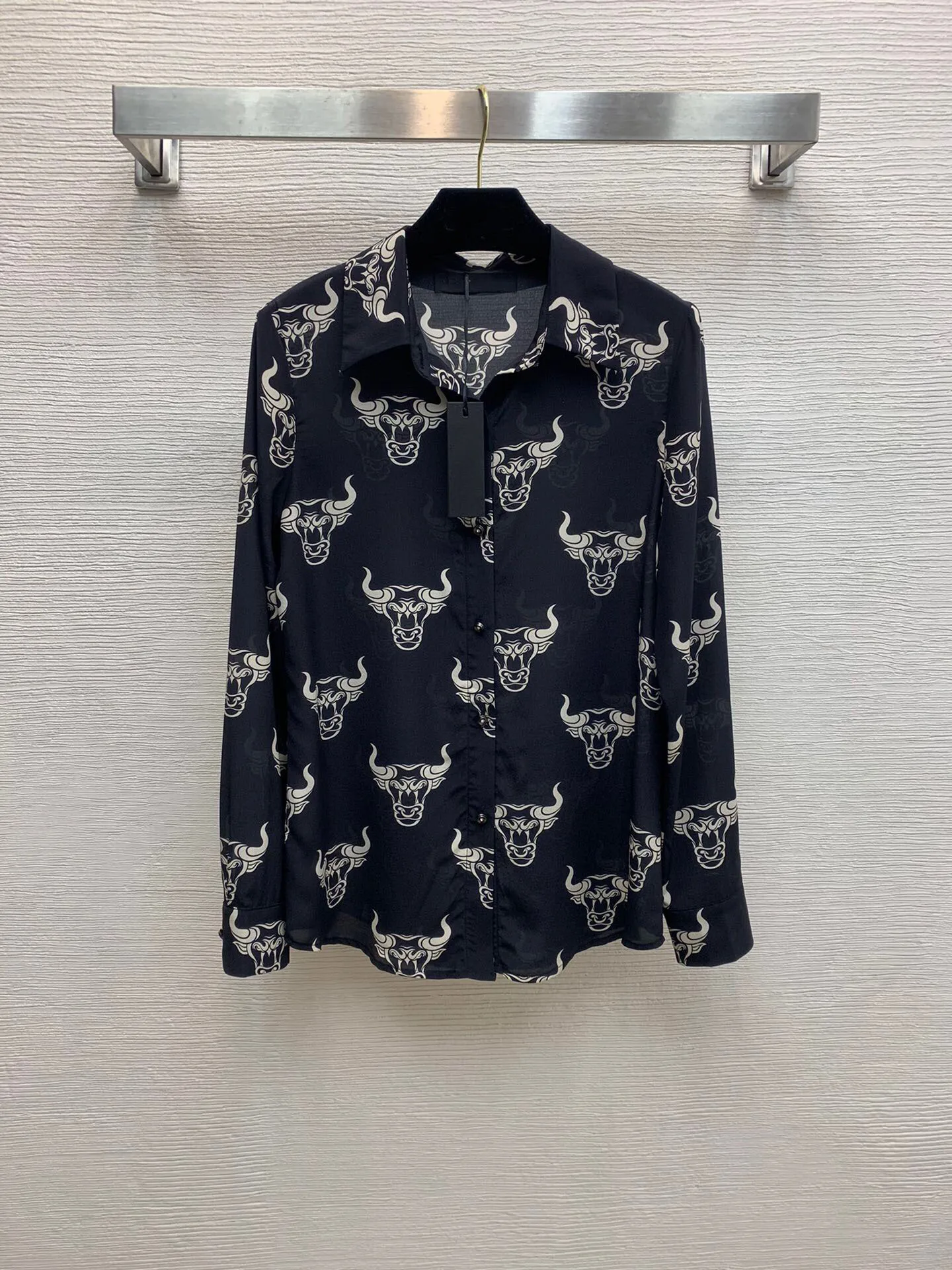 

High Quality Early Spring New Custom Silk Fabric Full of Bull Head Pattern Polo Collar Long-sleeved Double Wrinkle Shirt