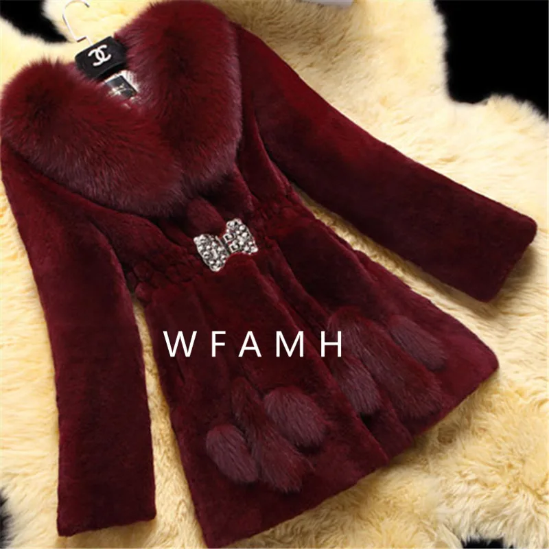 Меховое пальто большого размера средней длины из кроличьего меха с поясом