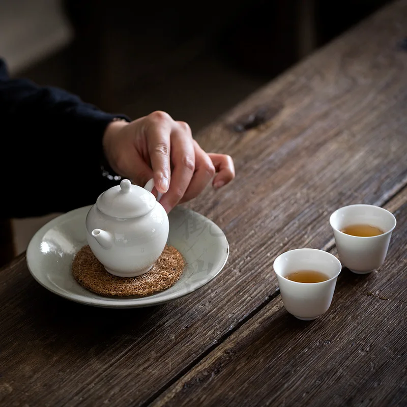 Маленький чайник из белого фарфора домашний нефрита и чайная чашка