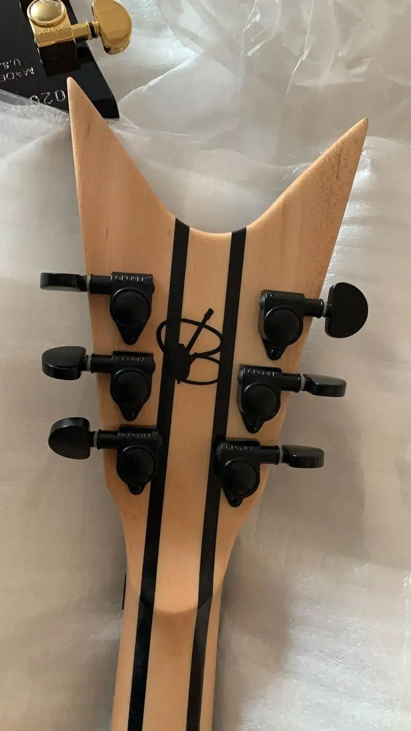 Гитары Custom Shop электрогитара одна часть шеи Пользовательский логотип с активными звукоснимателями в черном 181317