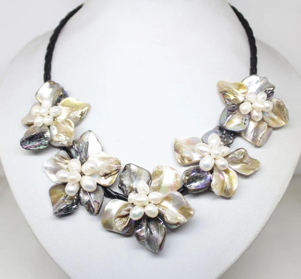 

Очарование 50 мм 5 цветок, ожерелье с подвеской, 18 дюймов, бело-черный барокко в виде ракушки перламутр ручной работы