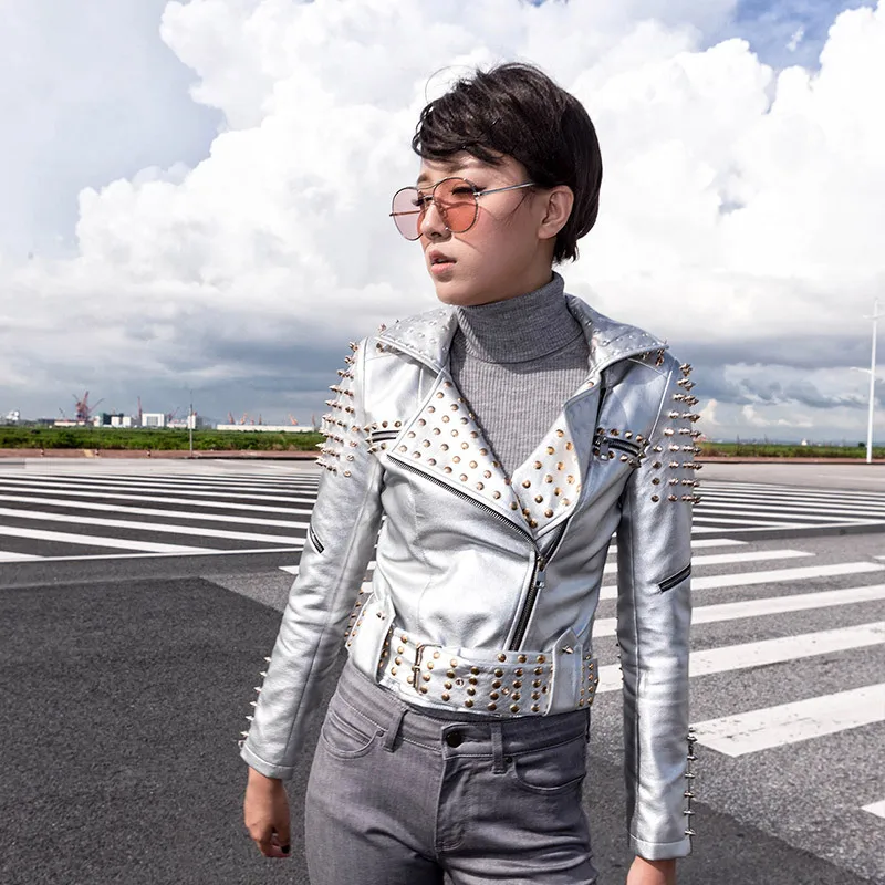 Женские весенние Серебристые куртки и пальто из искусственной кожи с заклепками