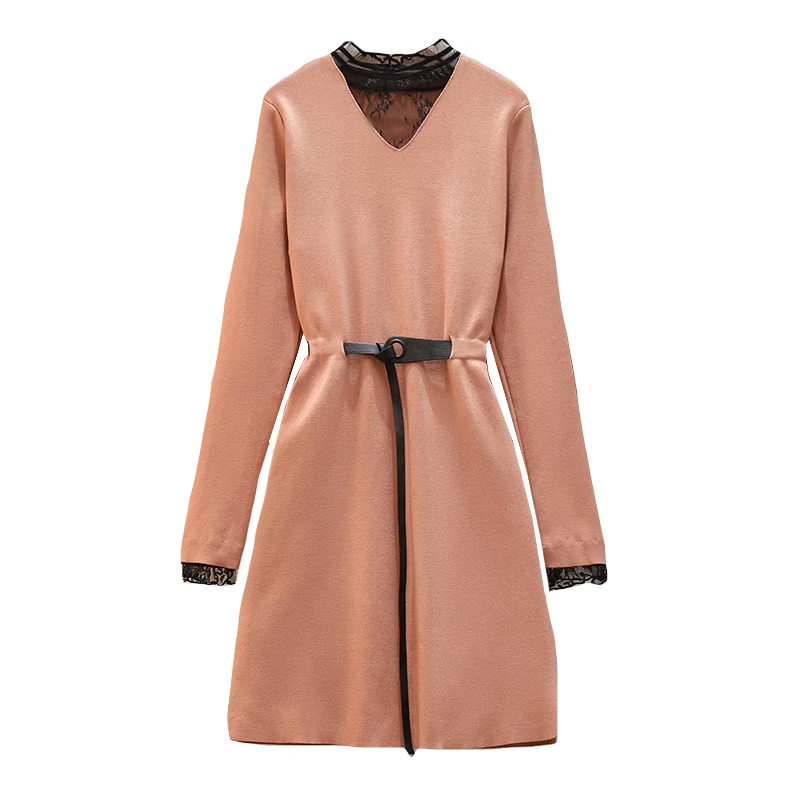 Офисное женское черное трикотажное платье-свитер с кружевным воротником и