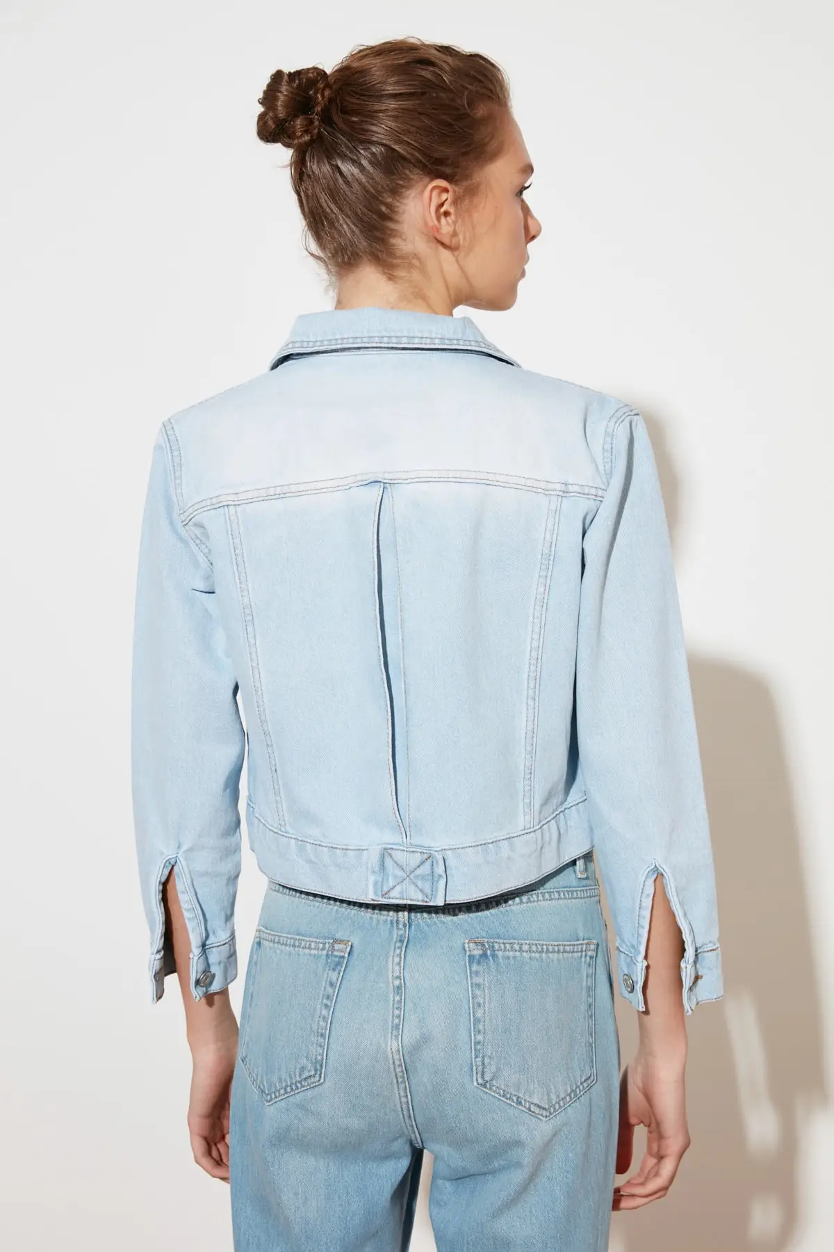 

Trendyol Pocket Detail Crop Denim Jacket TWOSS21CE0316
