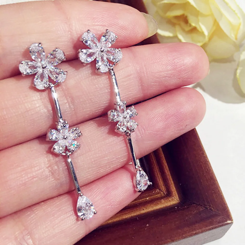 

Серьги-гвоздики в виде цветка, серебристого цвета