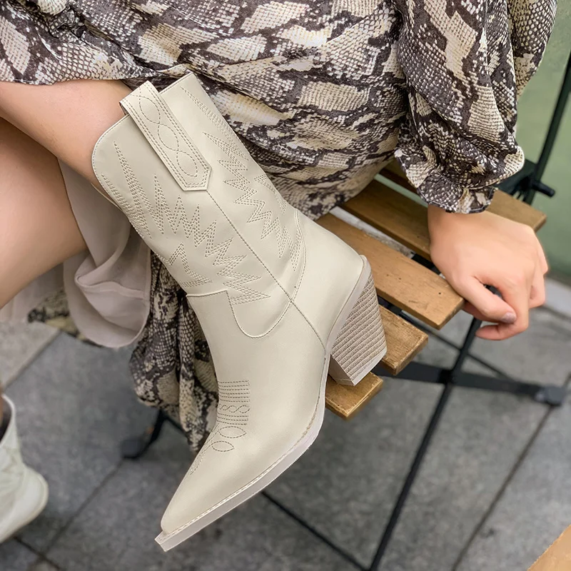 

Genuine Leather Boots Women Hollow Out Flowers Brogues Platform Street Motorcycle Boots Women Riding Boots Western Embroidery