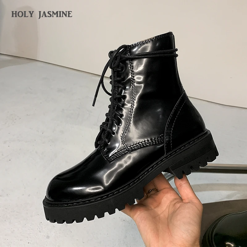 

HOT 2020 Women Boots Autumn and Winter Retro Carved Texture Martin Boots Short Plush Inside Cross-tied Pigskin Rubber