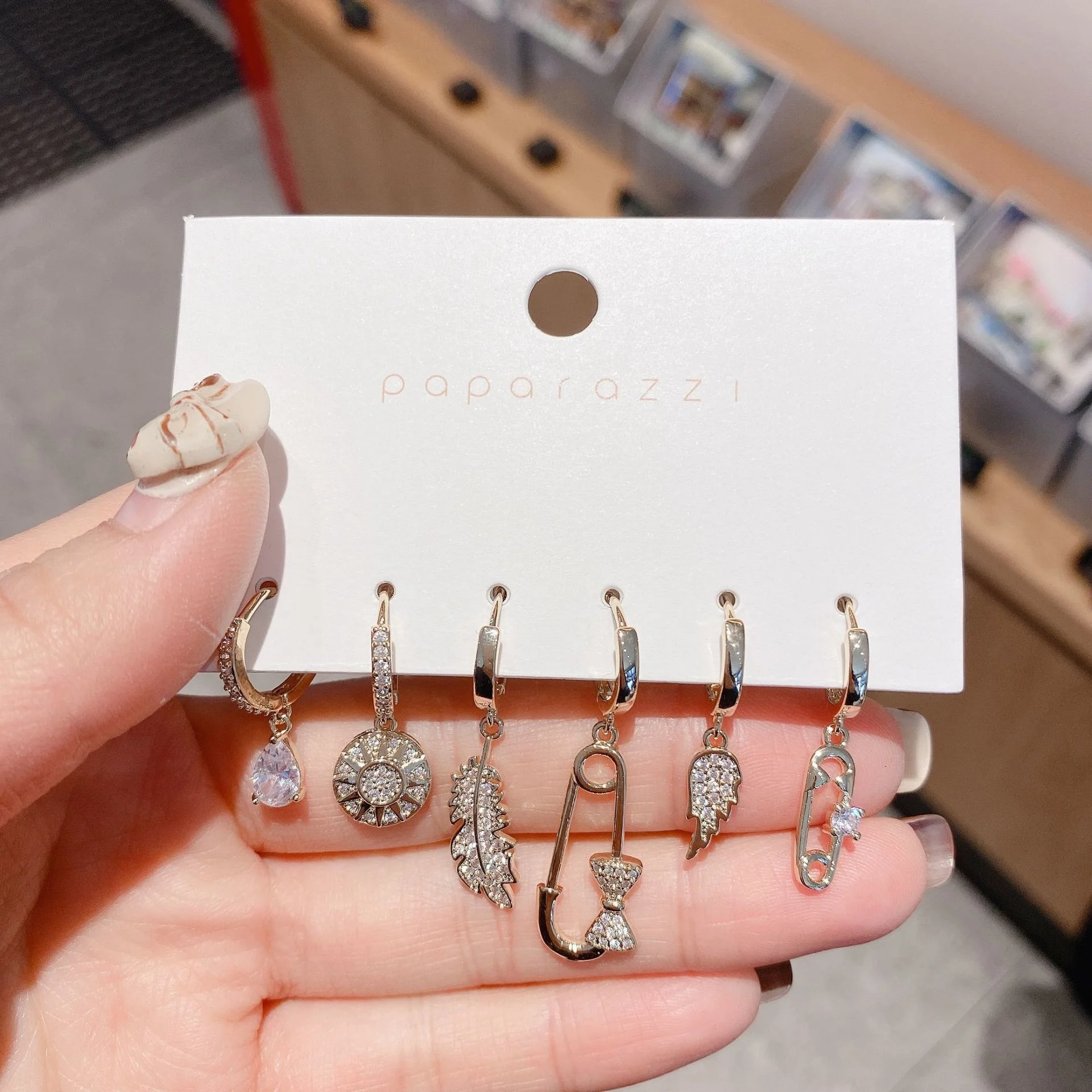 

New Style Zircon Suit Earrings Simple Versatile Geometric Girl Earrings Personalized Small Temperament Earrings Fashio