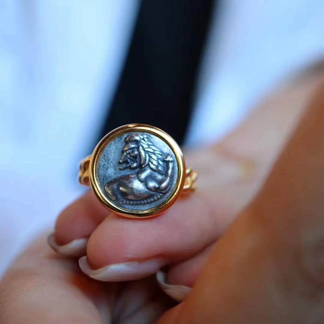 Дублирующее древнее греческое серебряное кольцо в виде льва |