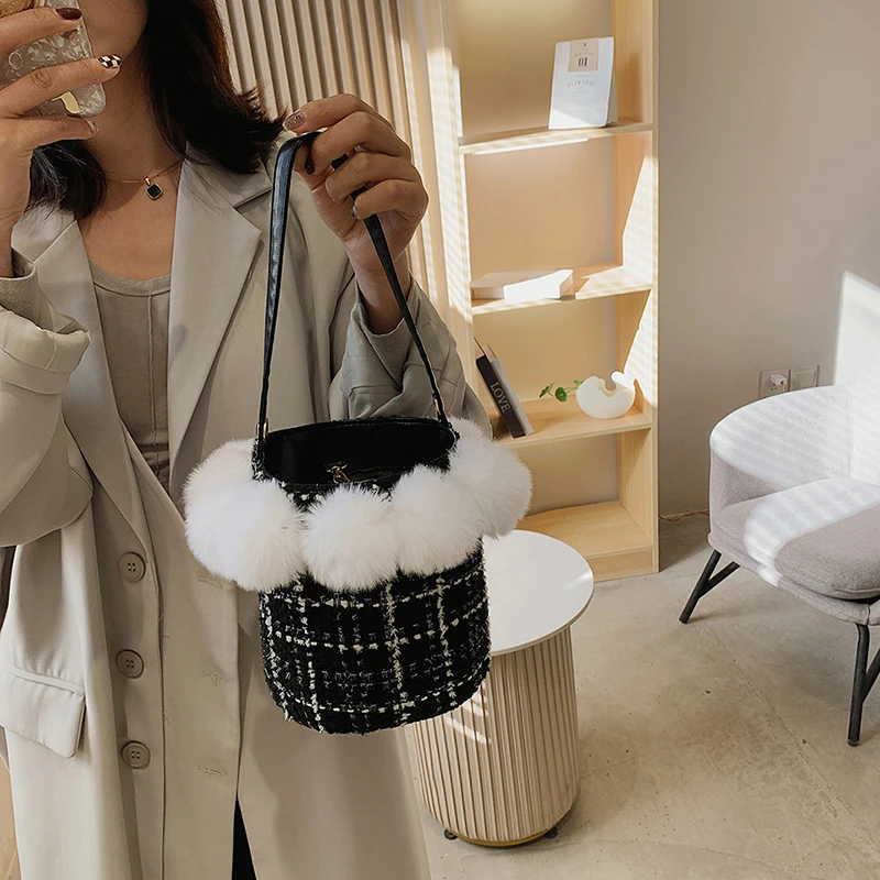 

Designer Luxury Lattice Bucket Bag Fashion Plush Women's Shoulder Bag 2021 Brand Winter Crossbody Bag Handbags and Purses Female