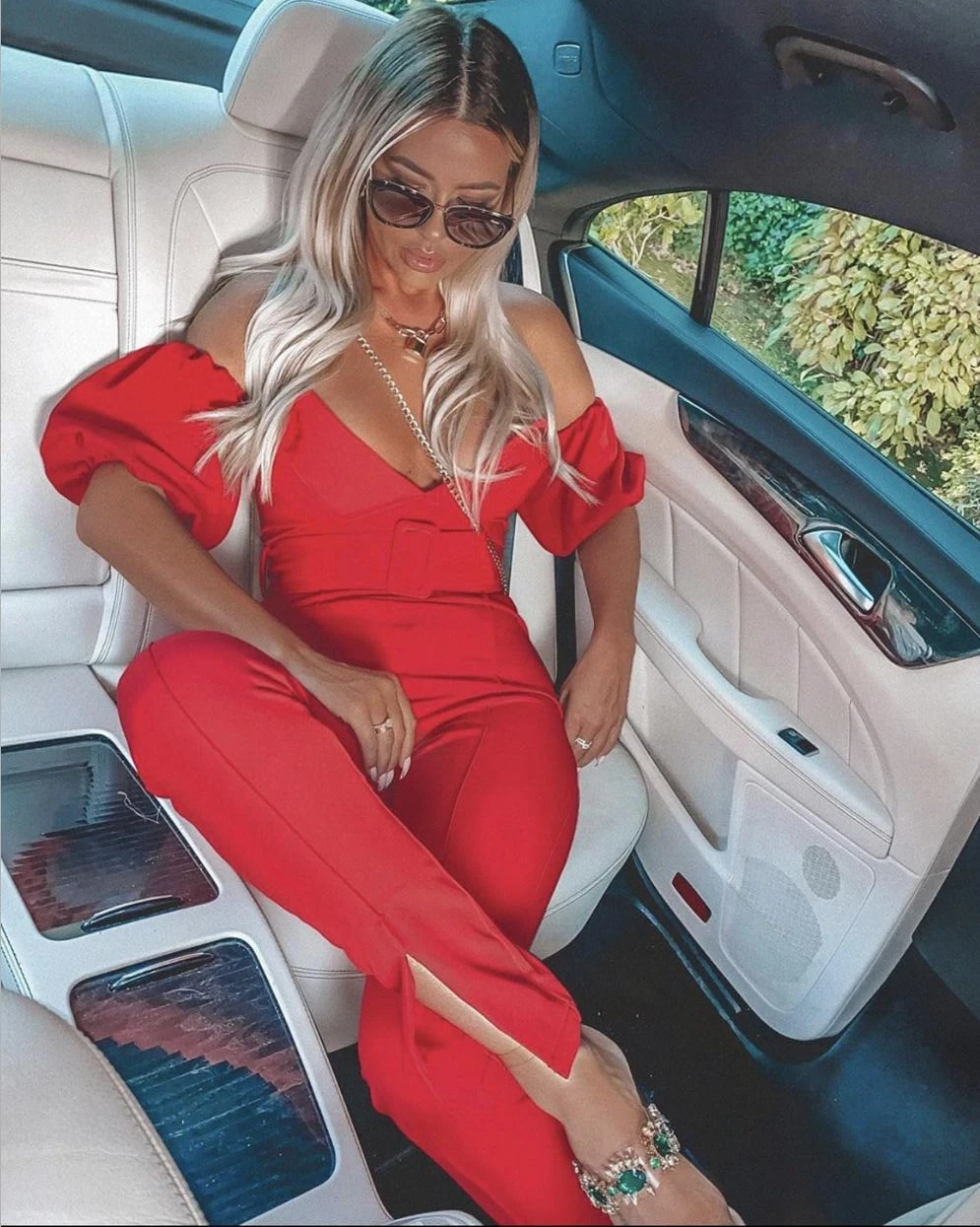 Женский короткий Облегающий комбинезон с рукавами фонариками и глубоким V