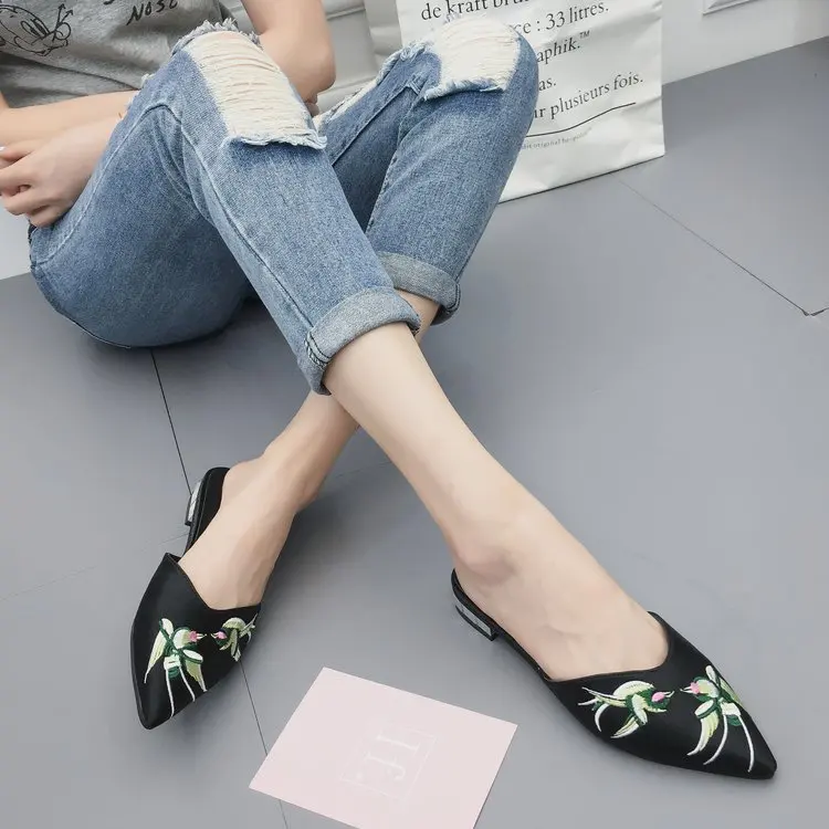 Женские мюли с вышивкой летние шлепанцы на плоской подошве без застежки острым