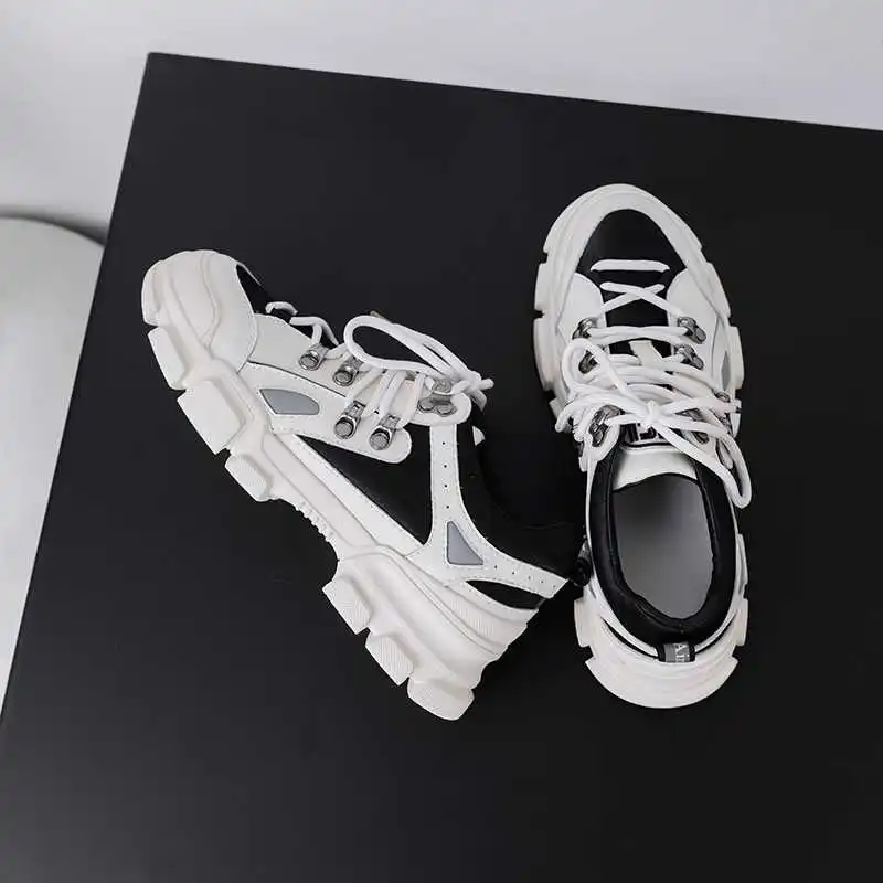 Женские кроссовки с заклепками Lenkisen белые из натуральной кожи на шнуровке