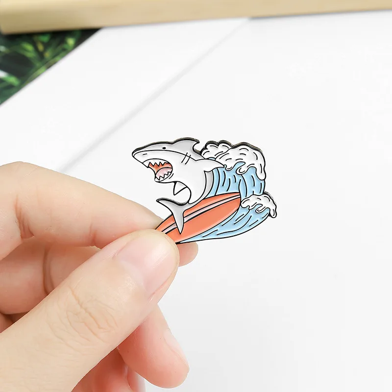 Эмалированная булавка Shark are Friends на заказ для лацкана в виде недели акулы банана