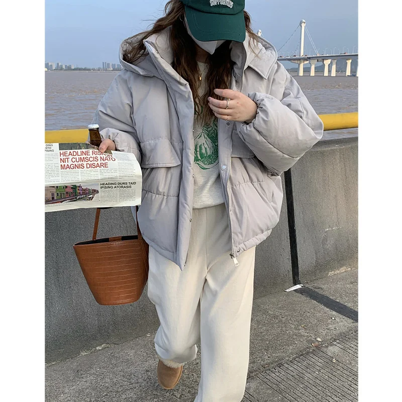 

Пуховик оверсайз с капюшоном и карманами на молнии