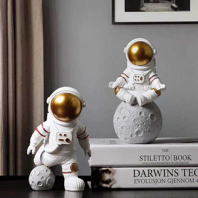 фарфор космонавты песочное. статуэтка космонавт. фигурка "космонавт". статуэтка космонавт. фигурка космонавт для интерьера.
