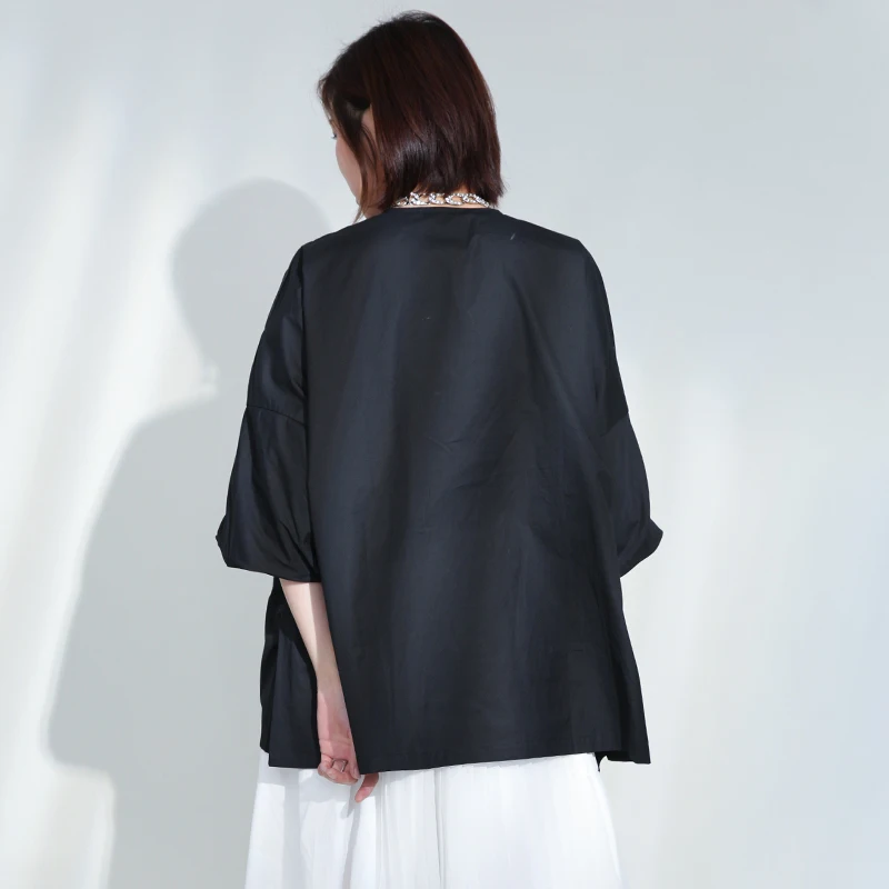 

[EAM] Women Black Big Size Irregular Blouse New Round Neck Three-quarter Sleeve Loose Shirt Fashion Spring Summer 2021 1DD830601