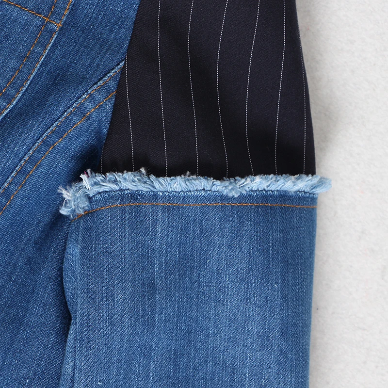 Женский Джинсовый блейзер TWOTWINSTYLE асимметричный с отворотом и воротником размера