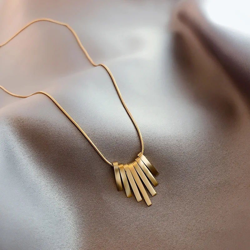 

2021 new titanium steel necklace women's simple small square bar, high-end clavicle necklace, lightweight and luxurious,