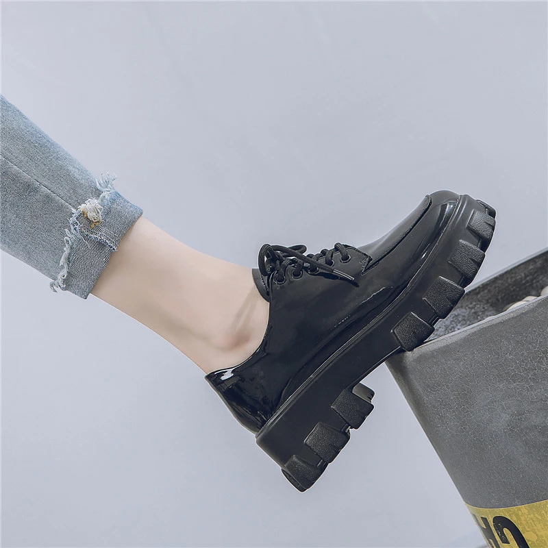 Женские туфли из лакированной кожи ADBOOV черные повседневные на плоской платформе