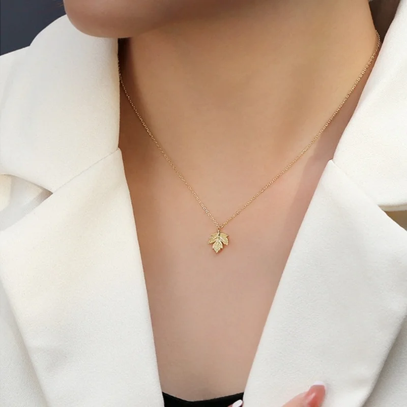 

Цепочка женская из серебра 925 пробы с кулоном в виде кленового листа