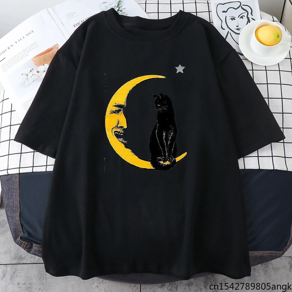 

Женская футболка с круглым вырезом и принтом в виде черного кота