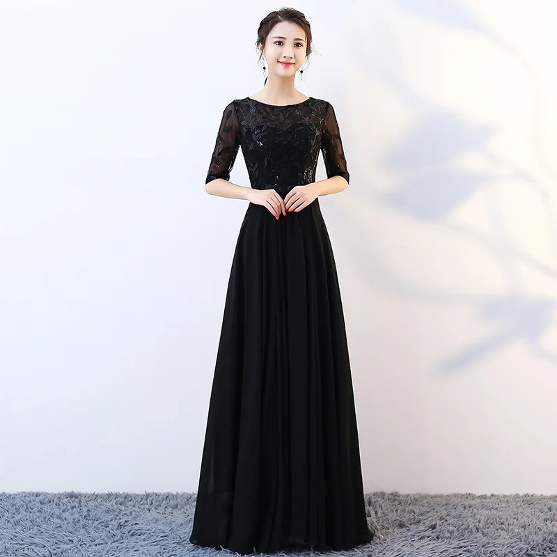 Серебристо-серое женское вечернее платье с круглым вырезом и блестками