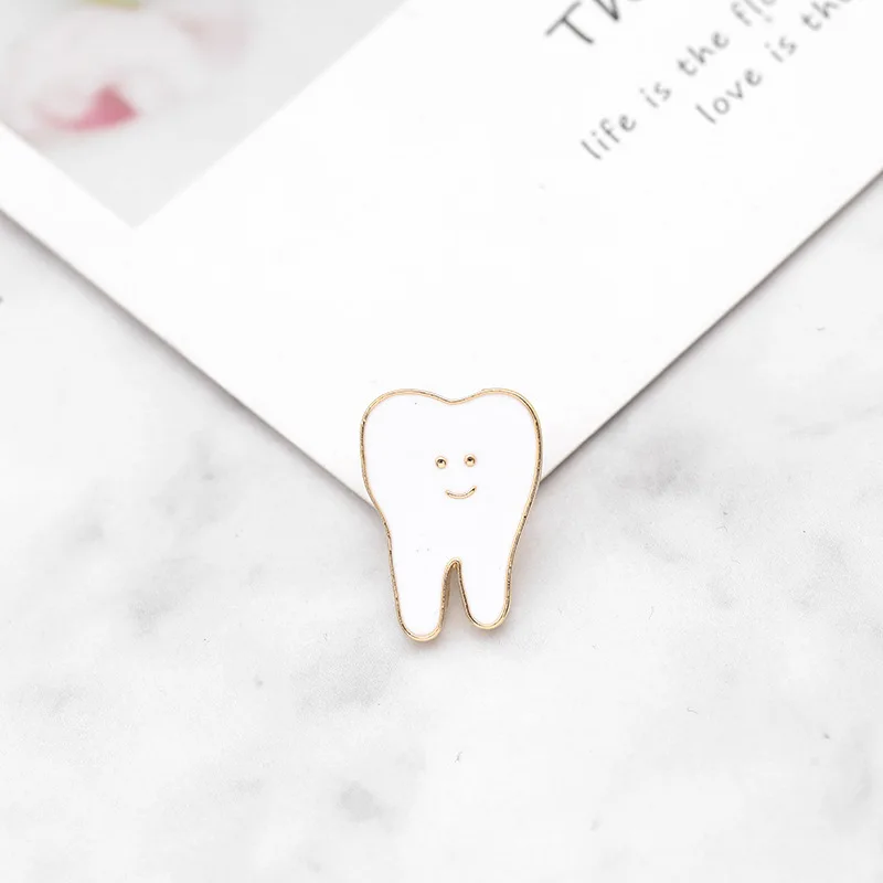 Брошь в виде белых зубов со смайликом металлическая эмалевая булавка на лацкан