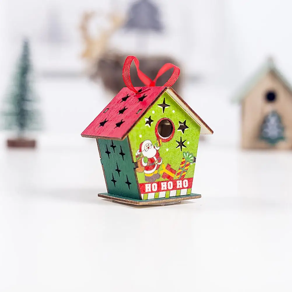 Деревянный подвесной кулон в форме домика новогодний светящийся цветной домик
