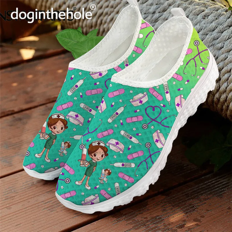 

Doginthehole 2020 модные новые женские туфли на плоской подошве zapatillas enfermera с градиентом Kawaii узор с изображением сиделки легкие сетчатые кроссовки