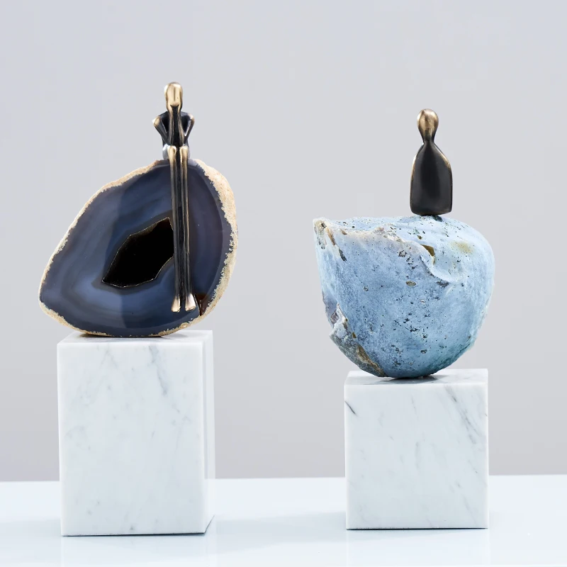 Современная Абстрактная латунная фигурка сидящая на агате камень Настольная